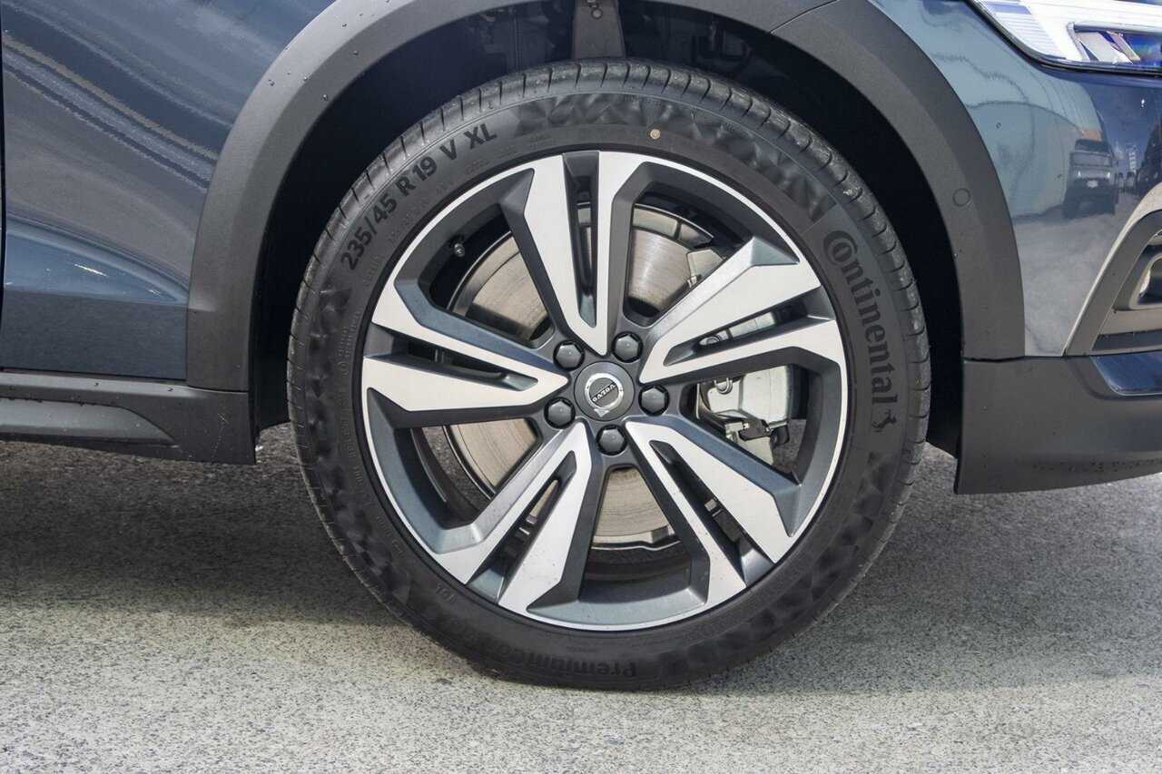 Volvo  V60 Cross Country Ultimate, B5 AWD Mild hybrid, Petrol, Bright