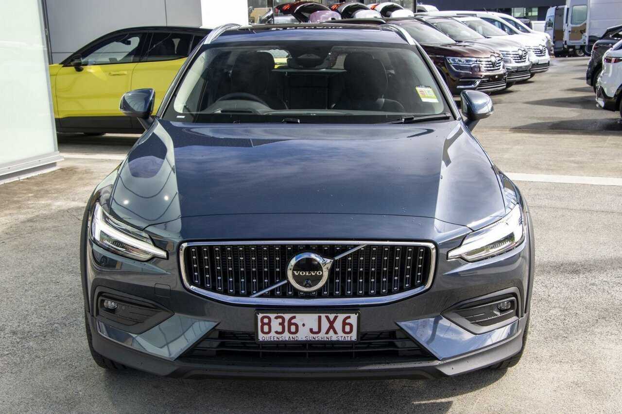 Volvo  V60 Cross Country Ultimate, B5 AWD Mild hybrid, Petrol, Bright