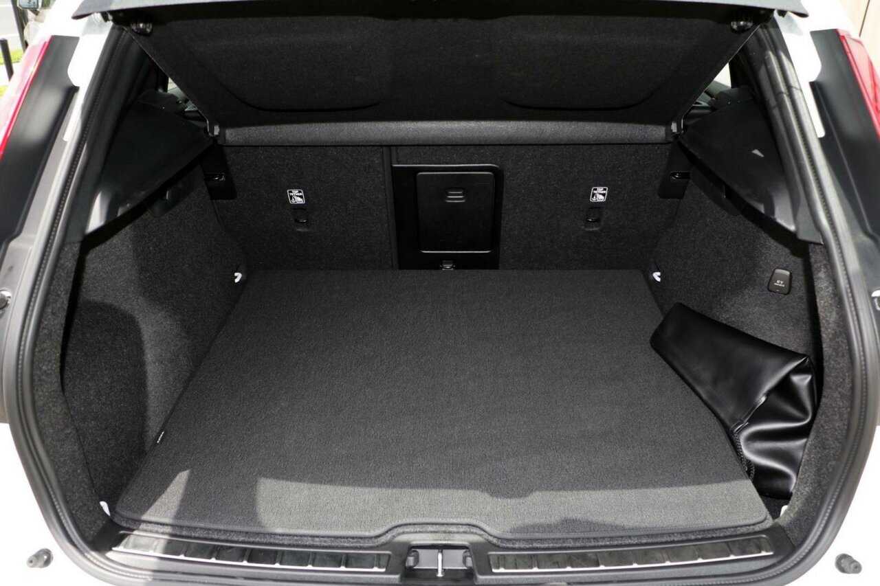 Volvo  XC40 Ultimate, B4 AWD Mild hybrid, Petrol, Bright