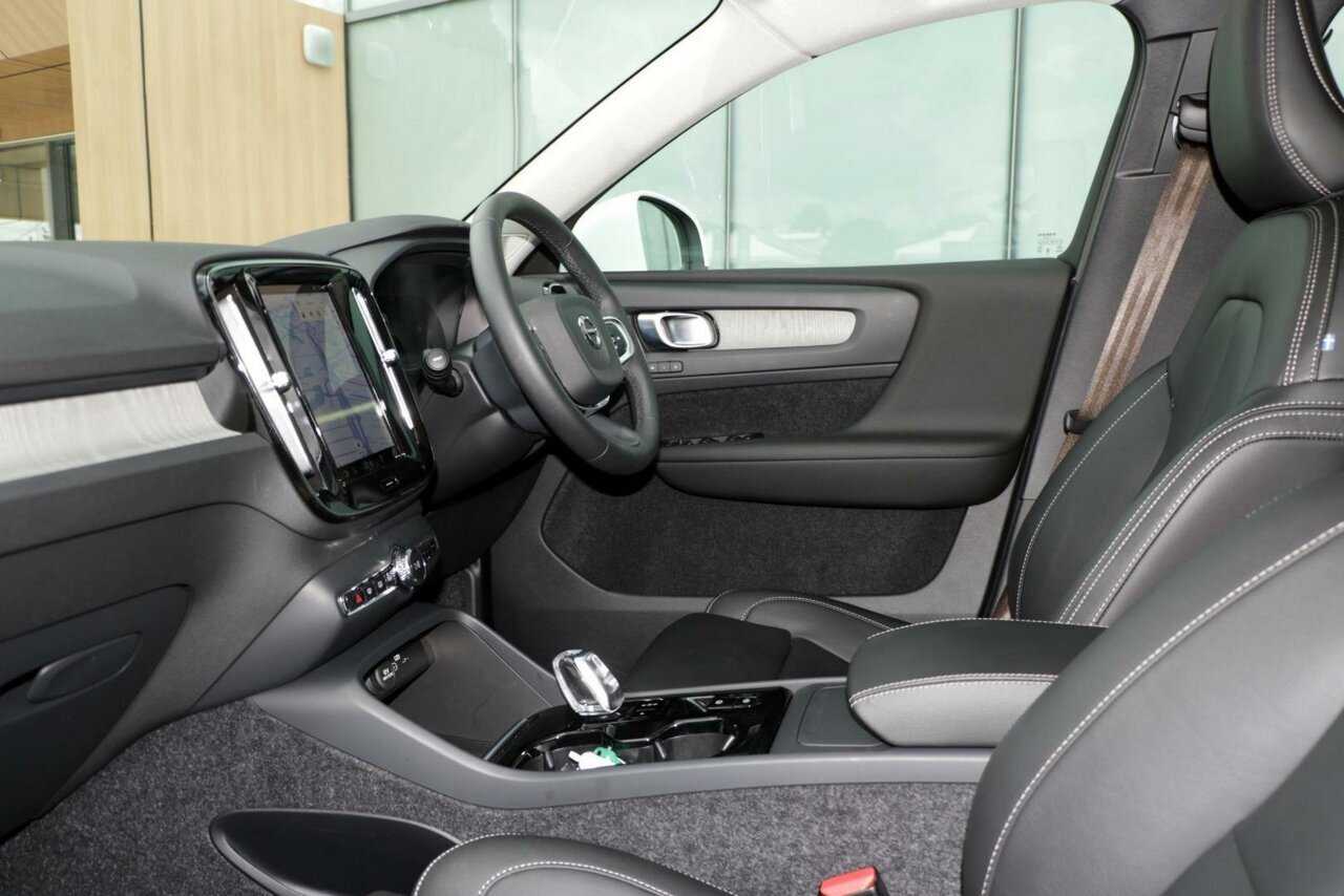 Volvo  XC40 Ultimate, B4 AWD Mild hybrid, Petrol, Bright