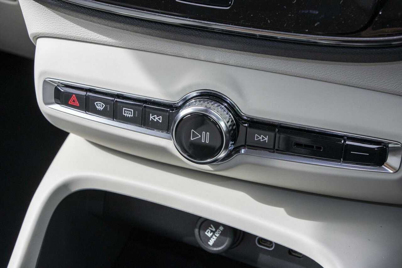 Volvo  XC40 Ultimate, B4 Mild Hybrid, Petrol, Bright